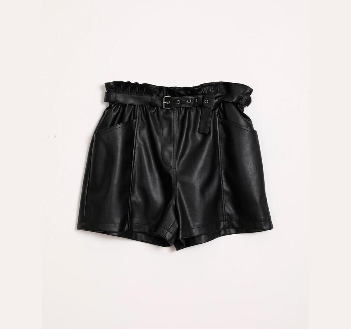 Short negro de efecto piel de Pimkie. (Precio: 25,99 euros)