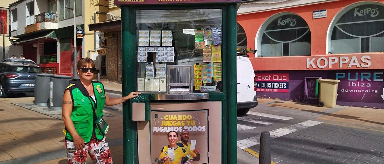 Antonia Pilar Torres en su punto de venta de lotería de Sant Antoni, en la calle Santa Agnès.