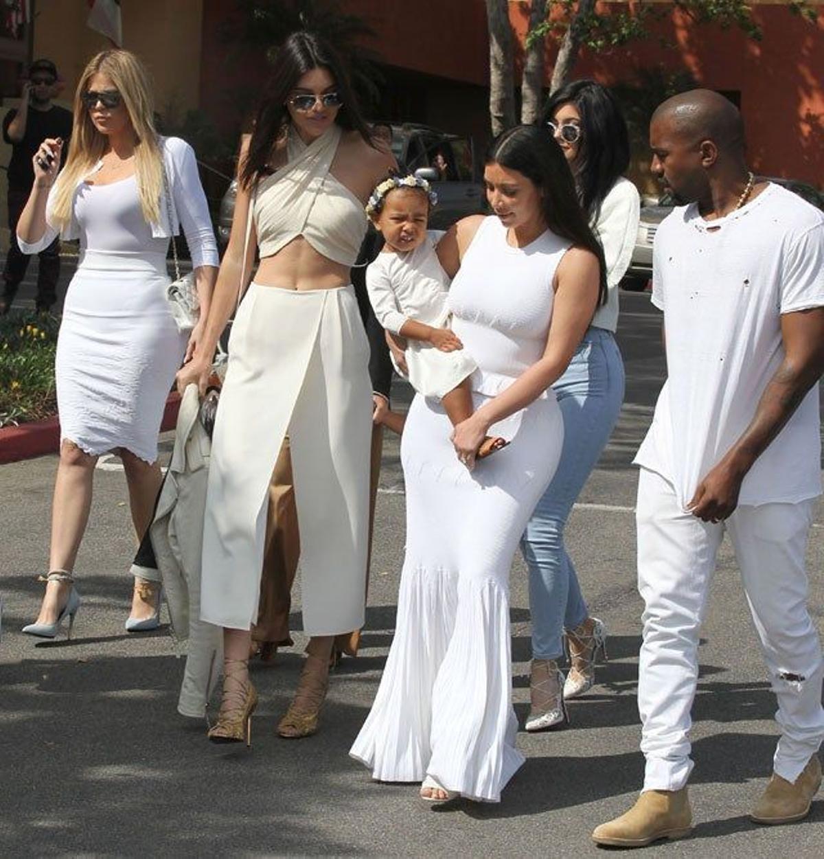 Khloe Kardashian, Kendall Jenner, North, Kim Kardashian y Kanye West yendo a misa