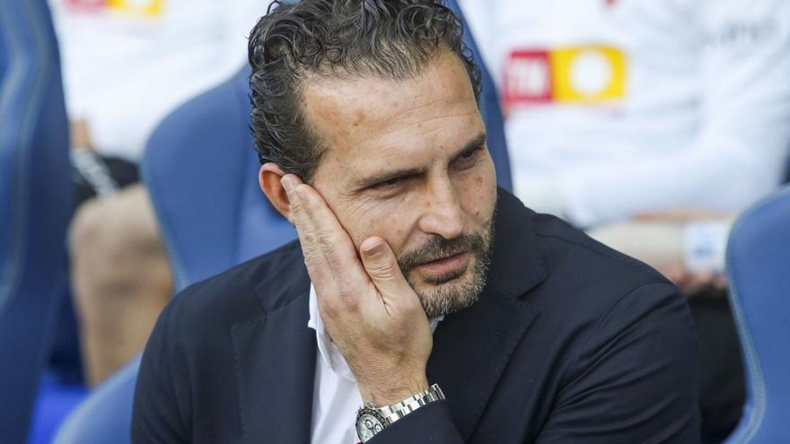 Rubén Baraja, entrenador del Valencia, ayer, antes del inicio del encuentro. | EFE/ROMÁN RÍOS