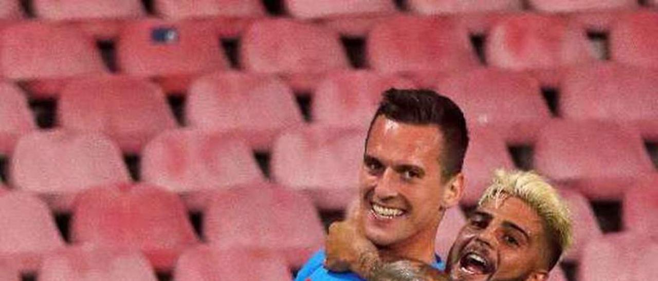 Milik, felicitado por otro jugador del Nápoles tras marcar un gol.