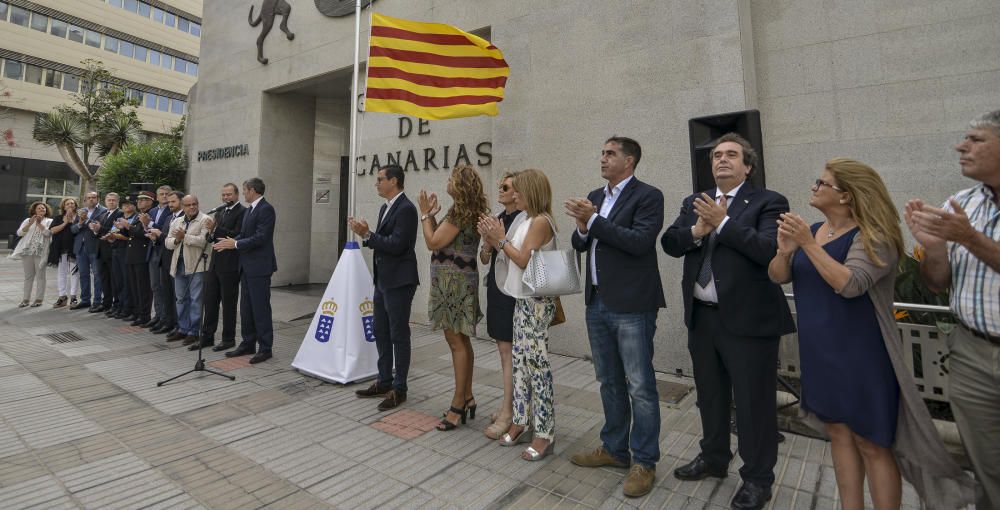 20/08/17.LAS PALMAS DE GRAN  CANARIA. El presidente del Gobierno de Canarias, Fernado Clavijo, izó la bandera de Cataluña por el atentado de Barcelona y Cambrils, frente a la sede de Presidencia en Las Palmas de Gran Canaria. FOTO: J. PÉREZ CURBELO