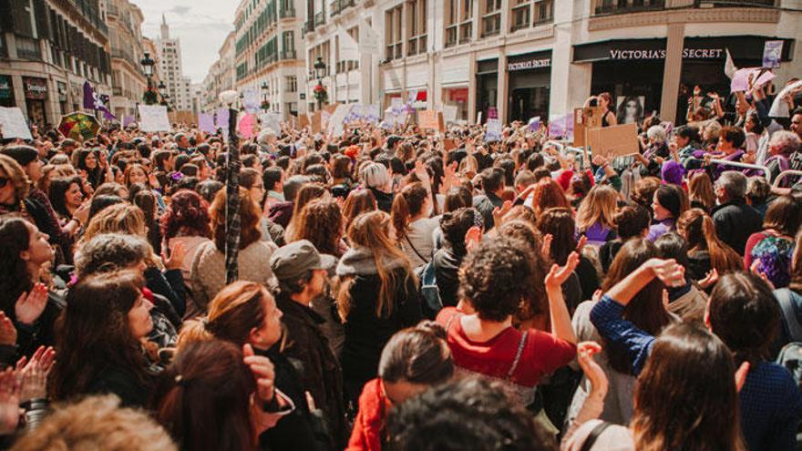 Ciento de personas manifestÃ¡ndose en las calles