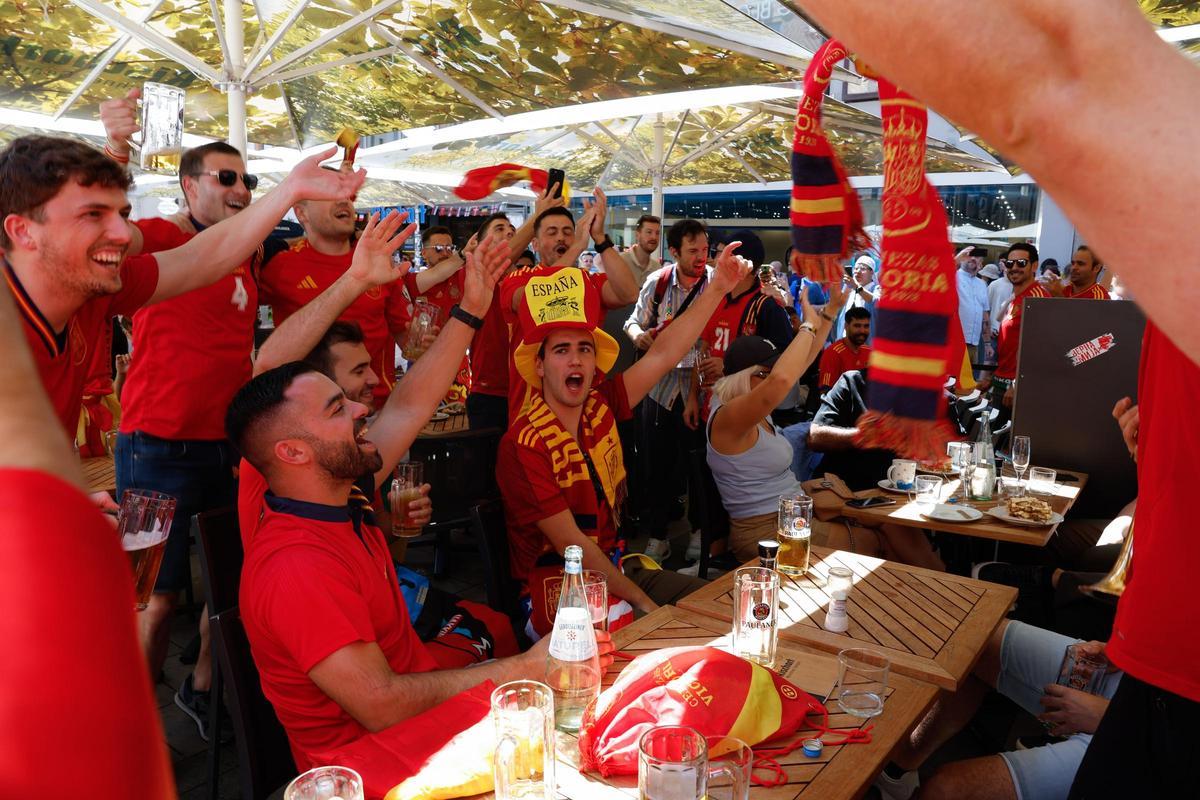 Aficionados españoles animan horas antes de la semifinal de la Eurocopa 2024 entre España y Francia.