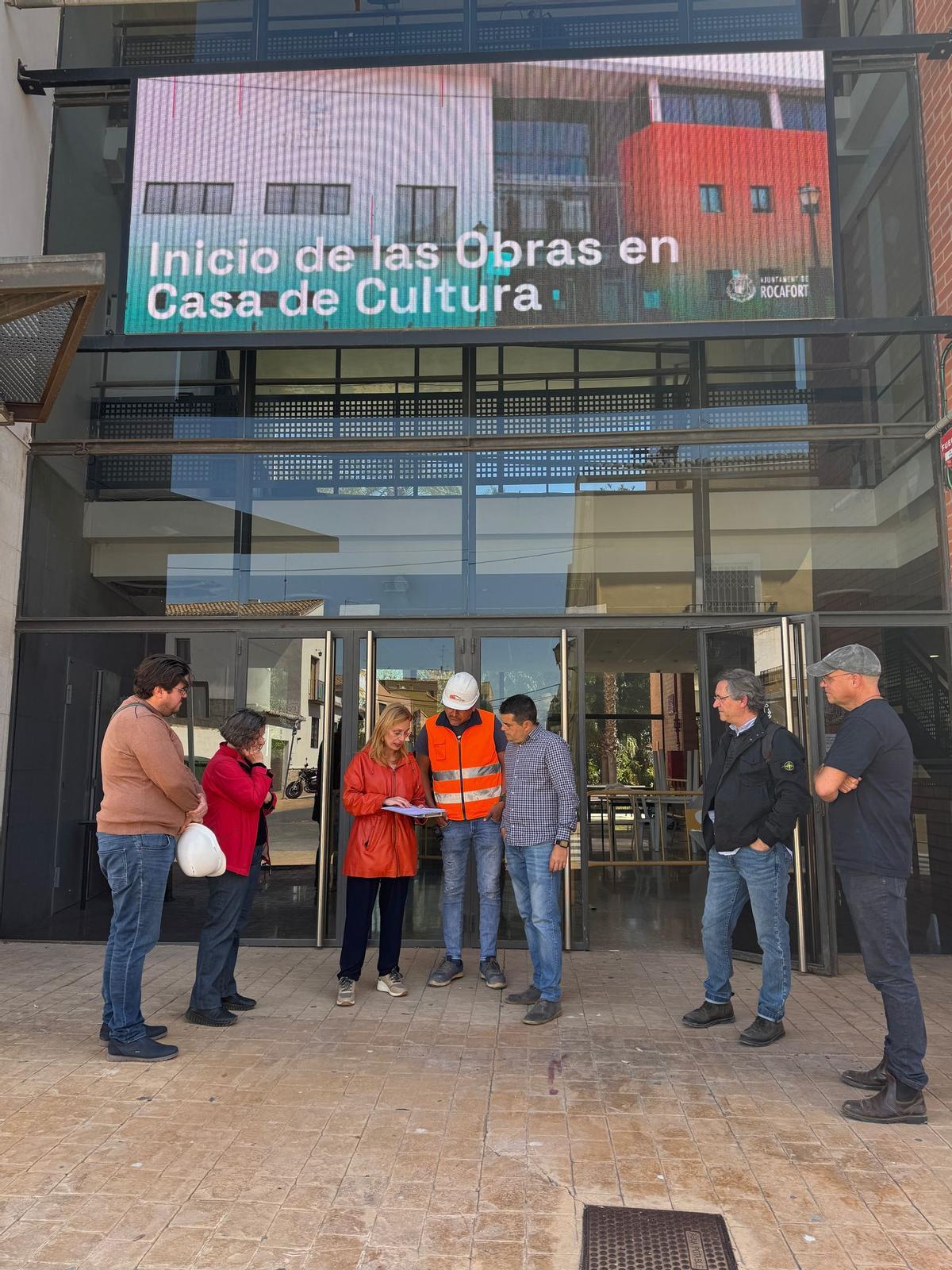 La pantalla de la Casa de la Cultura de Rocafort anuncia el inicio de las obras.