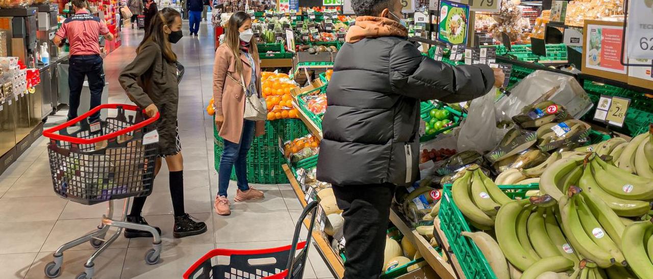 Clientes en un supermercado en Barcelona.