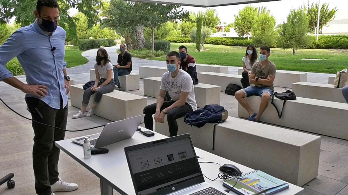 Prácticas de laboratorio este curso en la Universidad de Alicante. | ALEX DOMÍNGUEZ