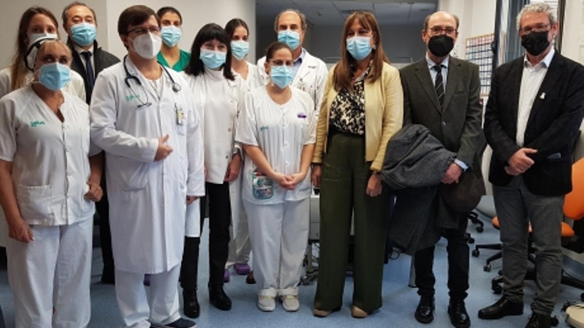 La consejera, junto a los integrantes de la Unidad de Ictus del Clínico.