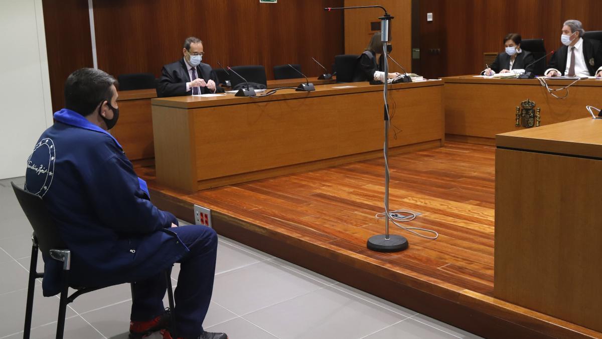 El acusado, ayer, en la sala de vistas de la Audiencia de Zaragoza.