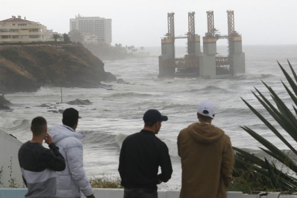 Una plataforma, a la deriva en la costa de Benalmádena