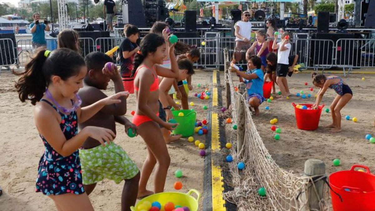 Los más pequeños disfrutaron ayer con la batalla del agua, preludio de la guerra de tomates de hoy entre cartagineses y romanos. | J.A.RIERA