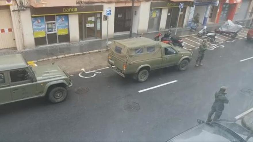 Militares en la avenida Malva-rosa junto a las 'casitas rosa'