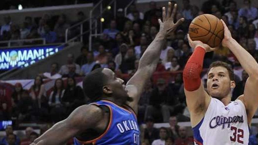 Blake Griffin trata de lanzar ante Kendrick Perkins.