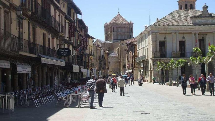 Vecinos de Toro pasean por una de las arterias principales de la ciudad, la Plaza Mayor.