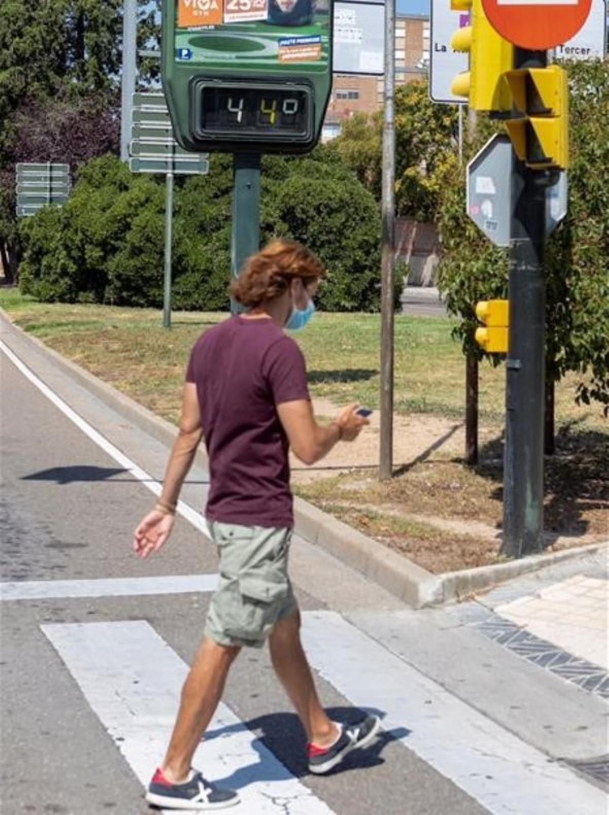 Los termómetros han alcanzado los 44 grados en algunas zonas de la ciudad de Zaragoza, este jueves.