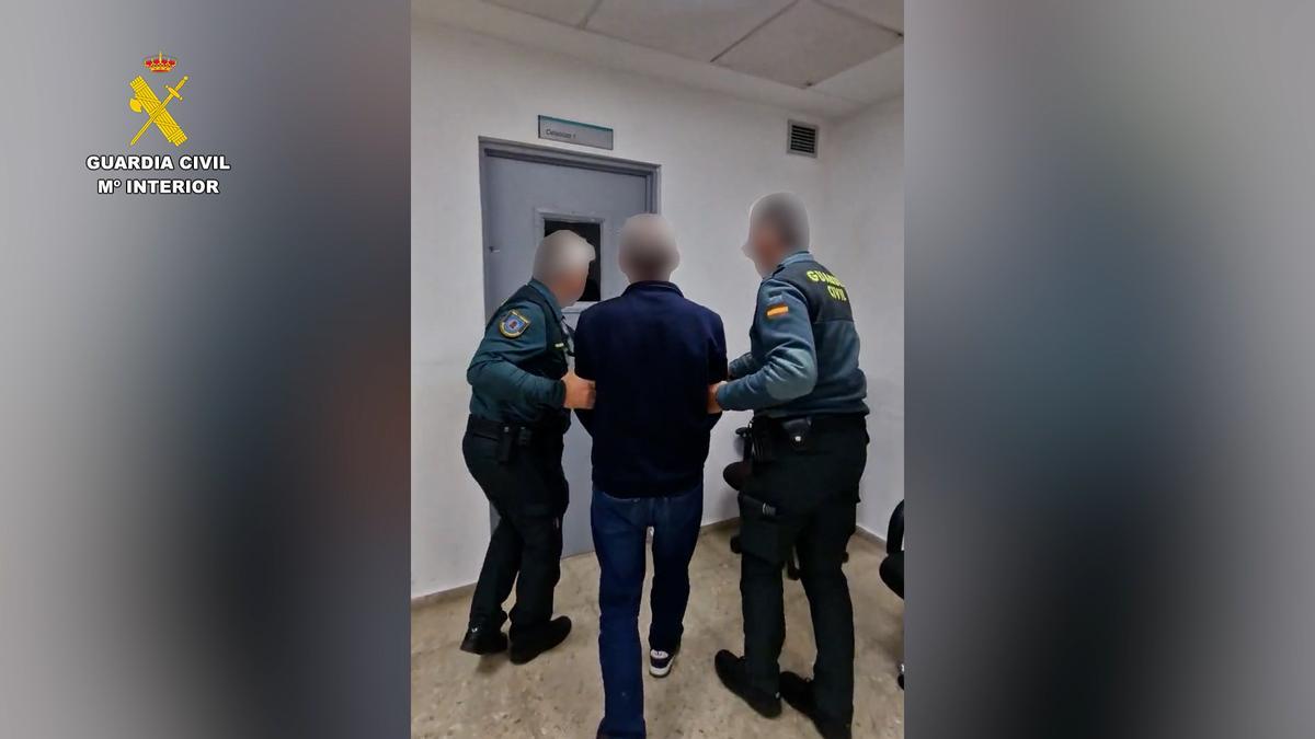 El detenido, custodiado por los agentes de la Guardia Civil