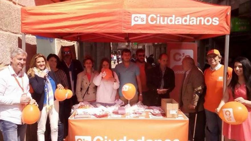 María Rey con otros miembros de Ciudadanos. // FdV