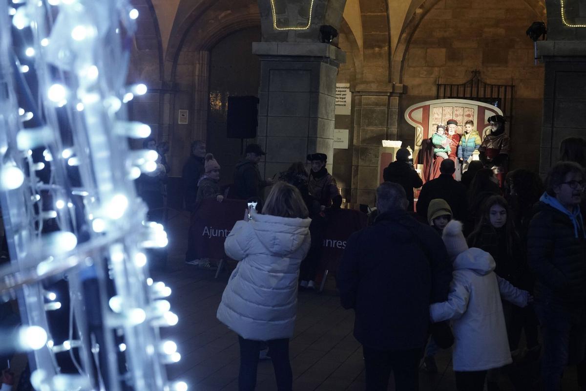 Totes les fotos dels infants de Manresa donant la carta al Príncep Assuan