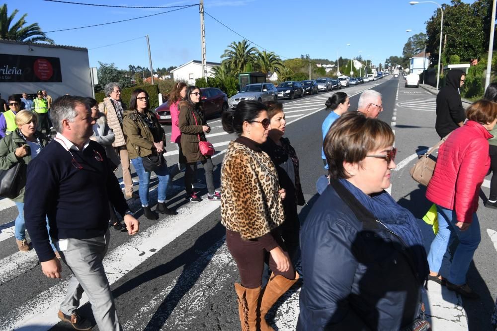 Vecinos de Guísamo cortan el tráfico en el lugar del atropello