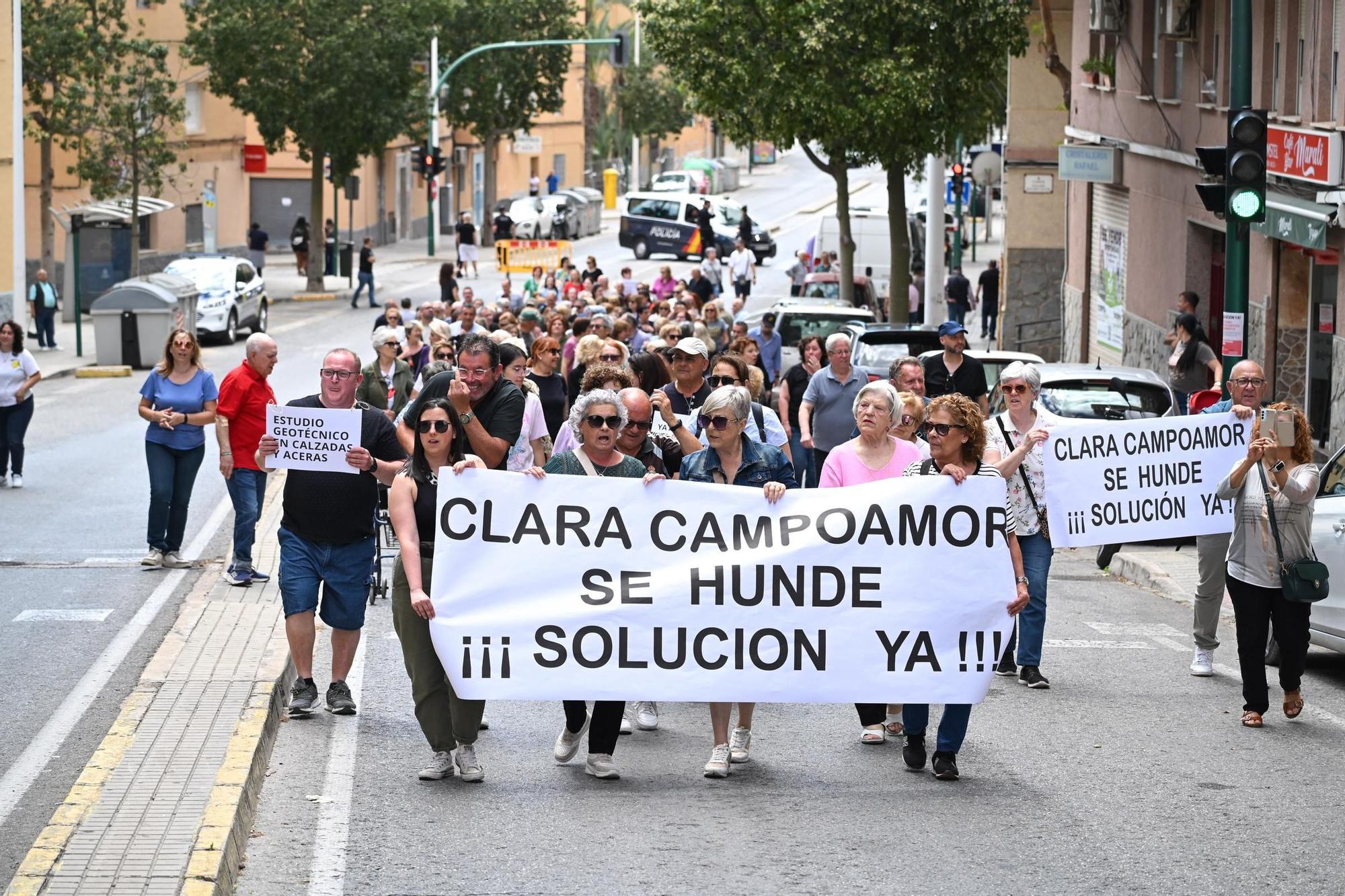 Vecinos se manifiestan pidiendo soluciones tras los hundimientos en la calle Clara Campoamor en Elche