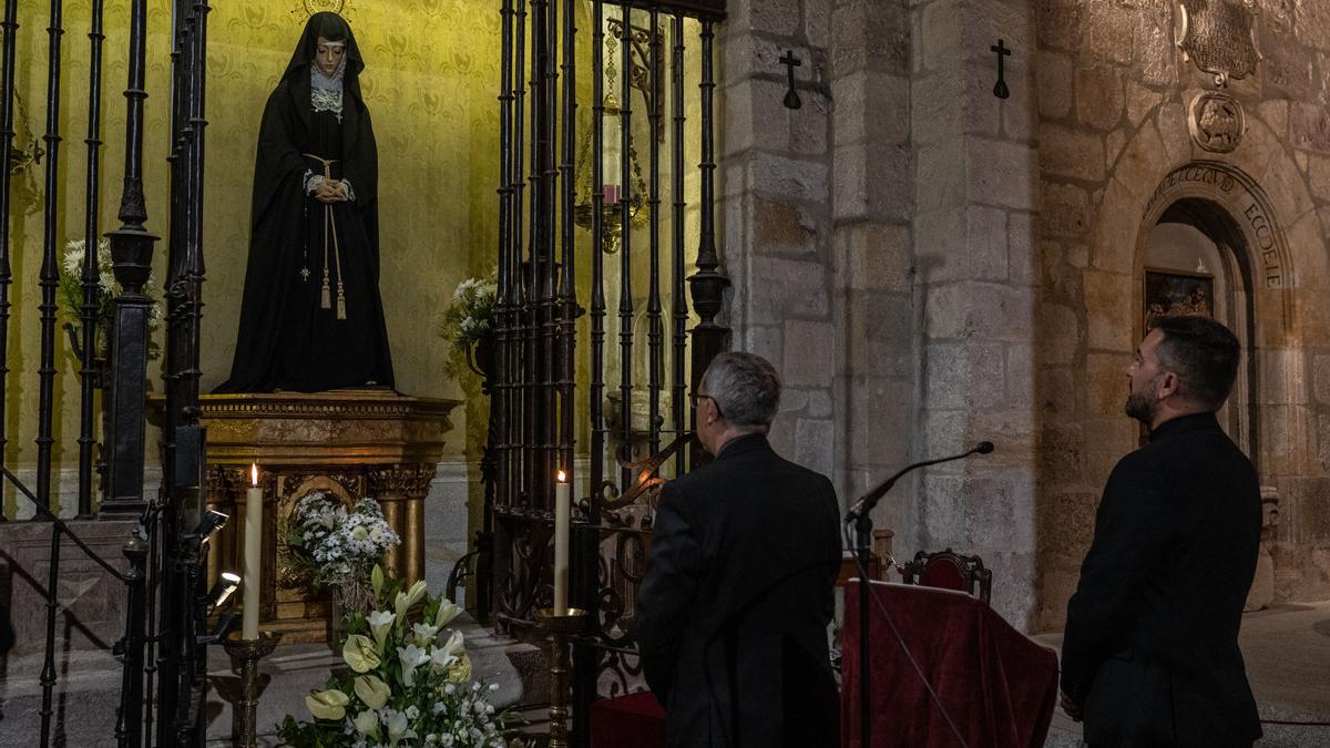 El obispo reza ante la Soledad