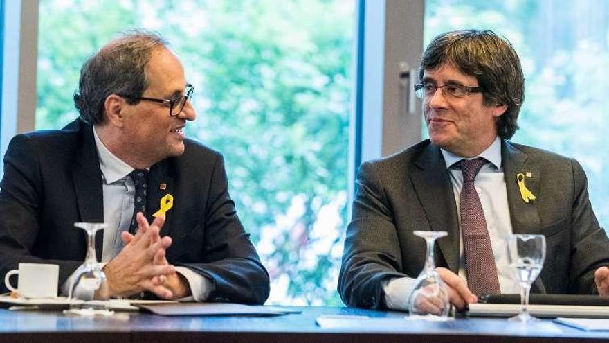 Torra y Puigdemont, durante la reunión que ayer mantuvieron en un hotel de Berlín.  // Efe