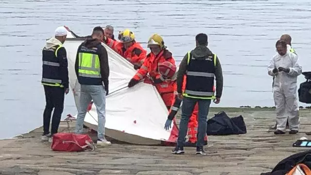 Encuentran el cadáver de un hombre encadenado y sumergido en aguas del puerto de Ribeira