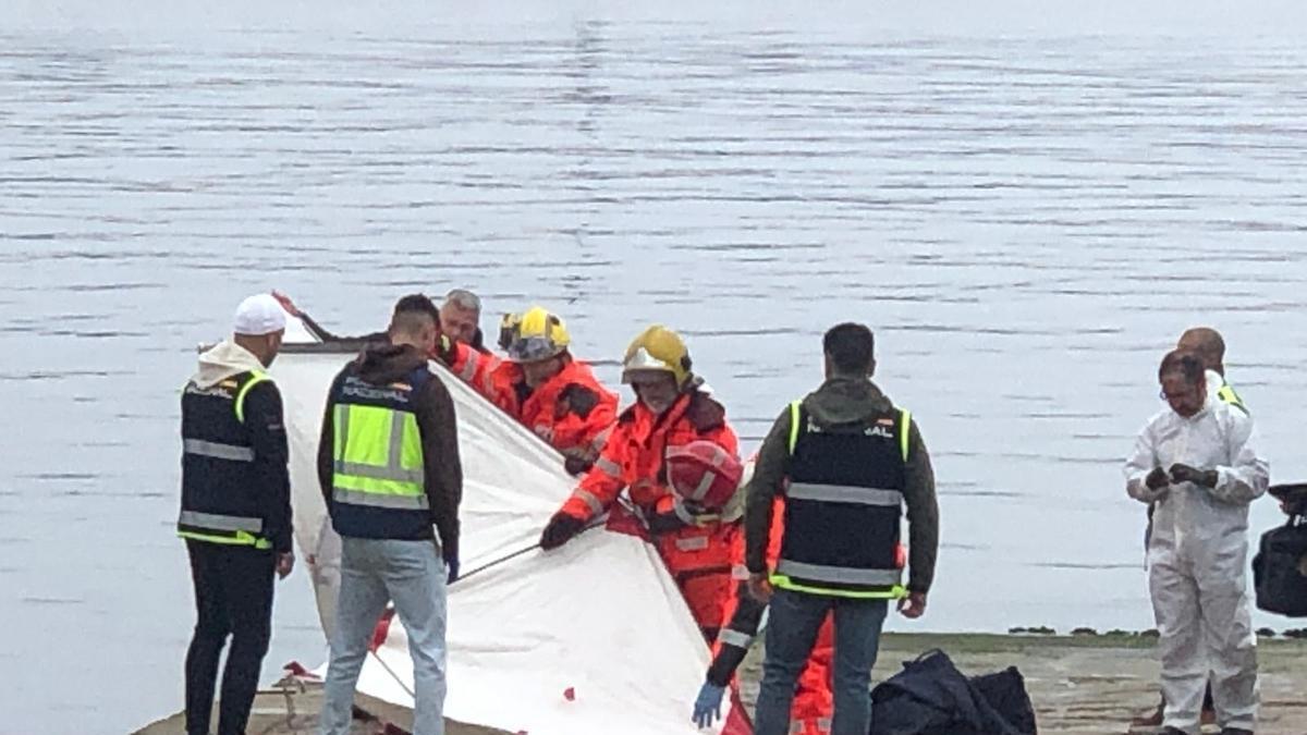 Hallan el cadáver de un hombre encadenado y sumergido en el puerto de Ribeira, A Coruña