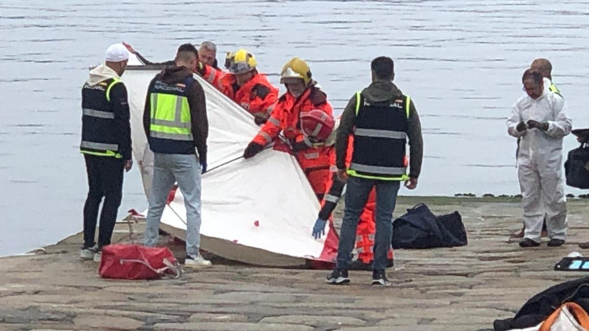 Encuentran el cadáver de un hombre encadenado y sumergido en aguas del puerto de Ribeira.