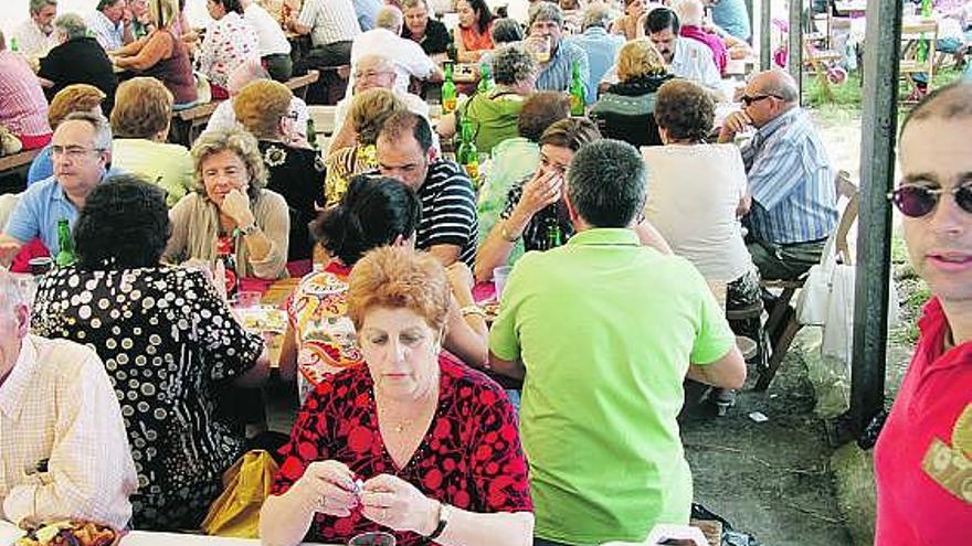 Asistentes a la fabada popular organizada en Trubia (Cenero).