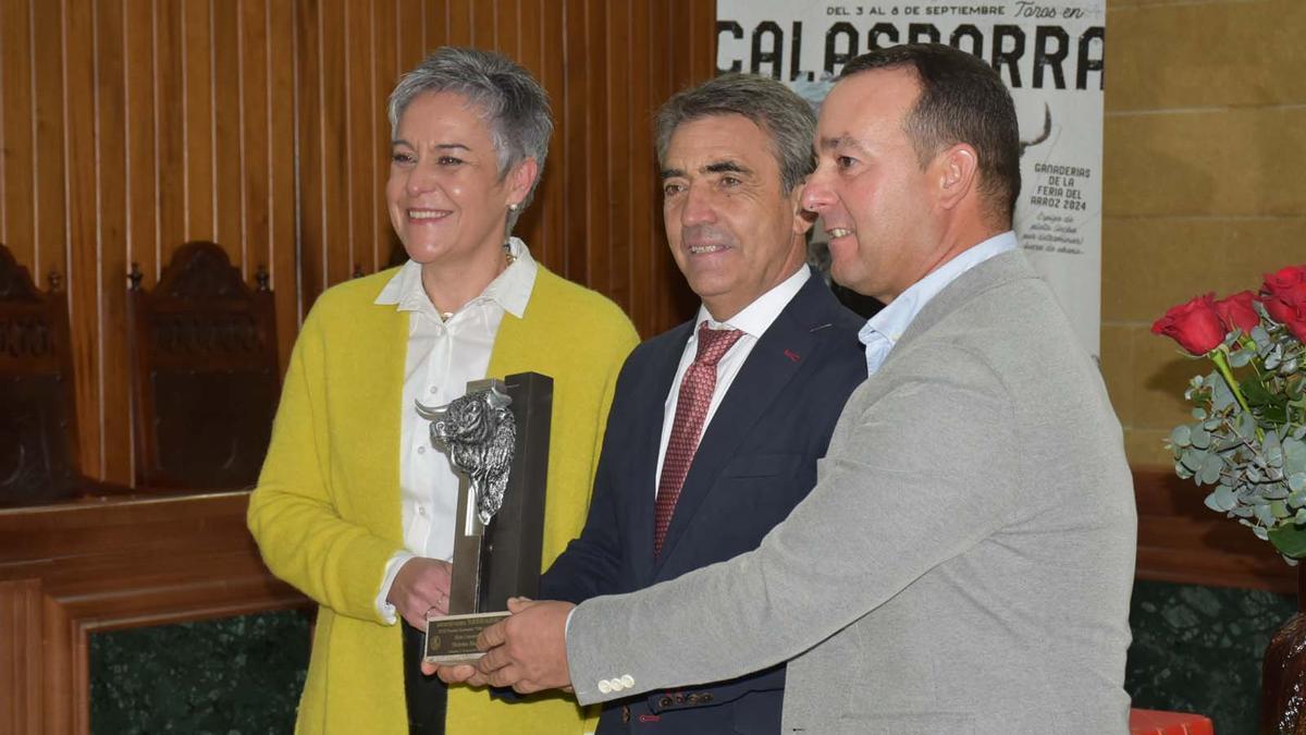 La alcaldesa de Calasparra, Teresa García, junto al presidente de la Asociación, Juan Carlos Marín, entregando el premio al ganadero