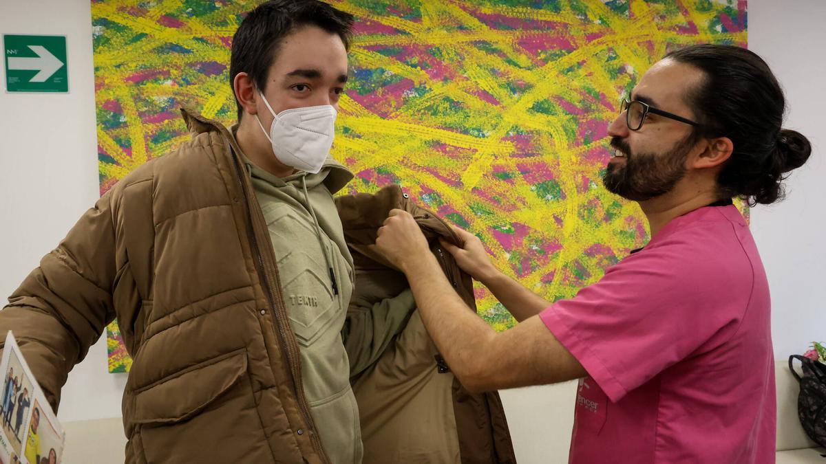 David Carrera, ayer charlando con un usuario del centro.