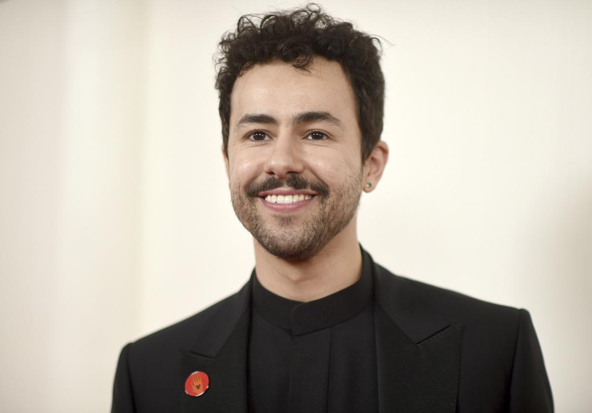 El actor Ramy Youssef en la alfombra de los Oscar.