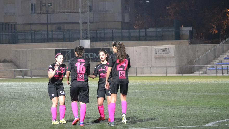 Las jugadoras del Elda Promesas celebran un gol.