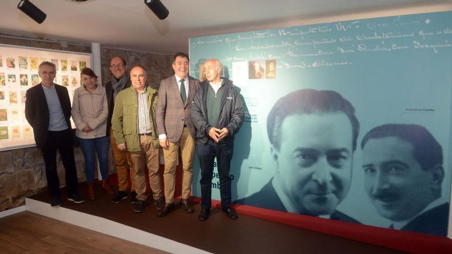 Visita de Román Rodríguez a la casa museo de Julio Camba en Vilanova.