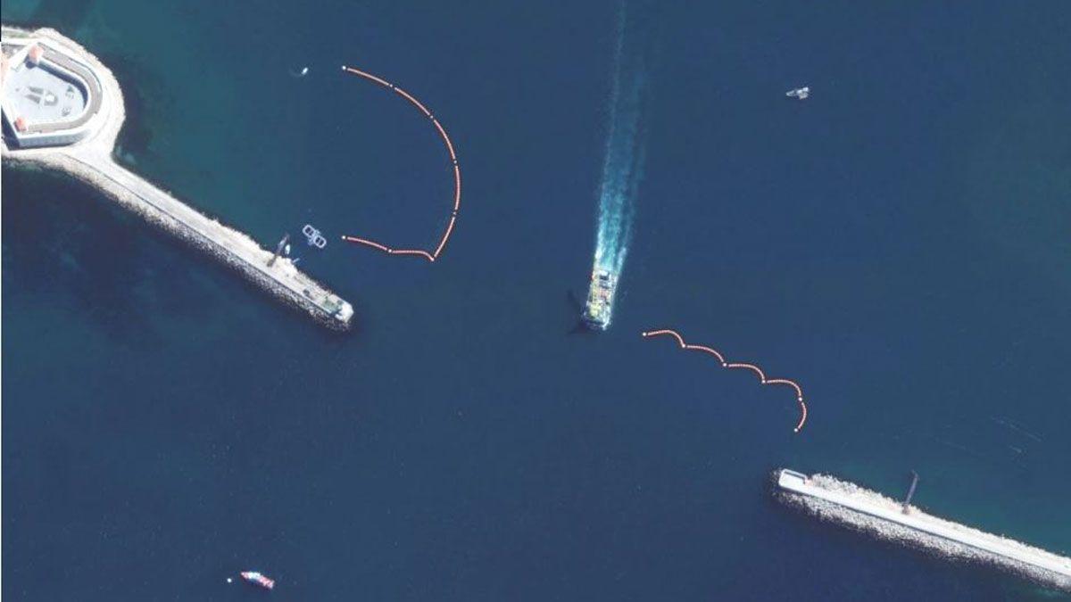 Los corrales para delfines identificados por el USNI a la entrada del puerto de Sebastopol.