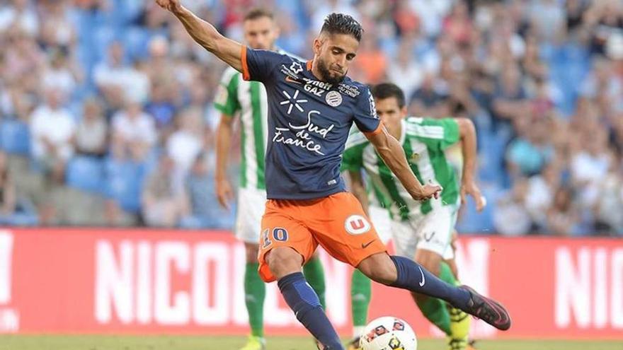 Ryad Boudebouz golpea el balón este verano en un amistoso ante el Betis. // mhscfoot.com