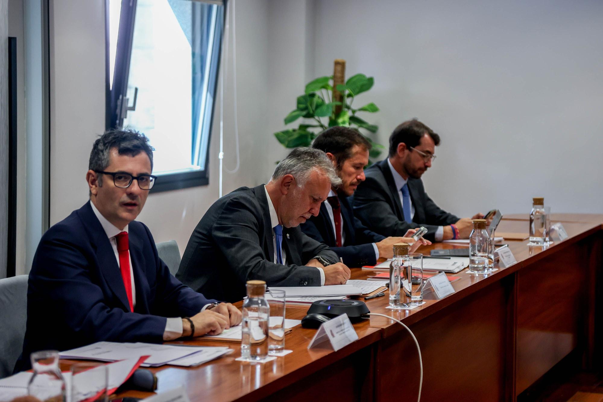 El presidente de Canarias, Ángel Víctor Torres, copreside de forma presencial, junto al ministro de la Presidencia, Félix Bolaños, la reunión de la Comisión Mixta para la reconstrucción, recuperación y apoyo a la isla de La Palma