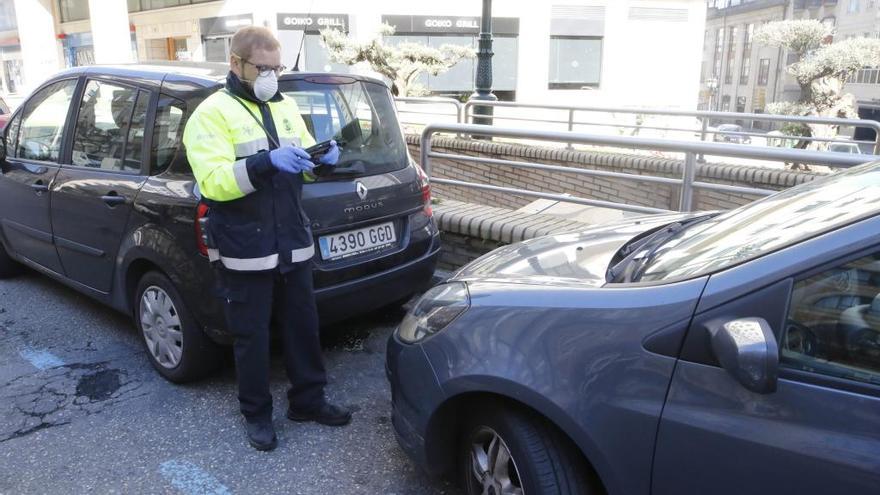 Un controlador de la zona azul, inspeccionando estacionamientos esta semana.