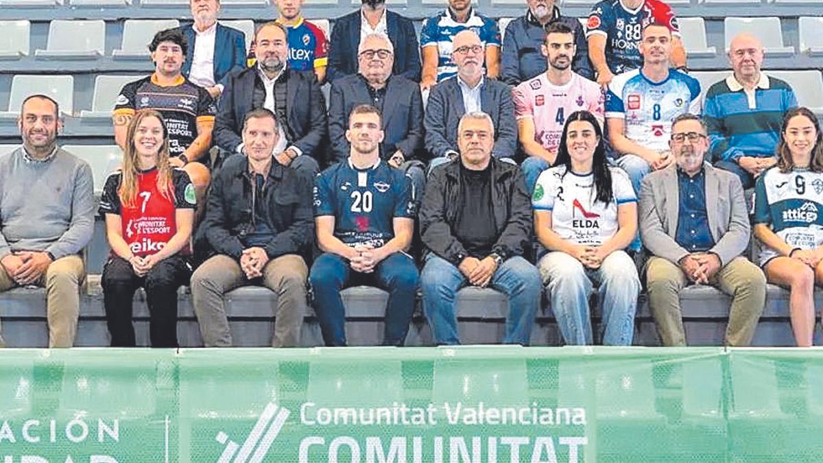 Representantes de los clubes junto a Juan Miguel Gómez.