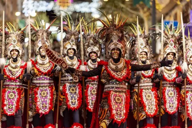 Las tropas moras y cristianas deslumbran en un majestuoso desfile en Calp