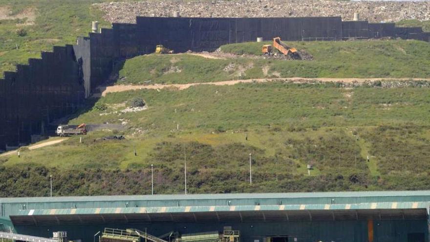 Trabajos de traslado de los rechazos, esta semana, en la planta de Nostián.