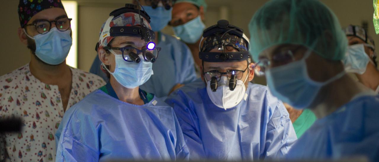 Parte del equipo médico de la operación, con el doctor Serradilla a la izquierda.