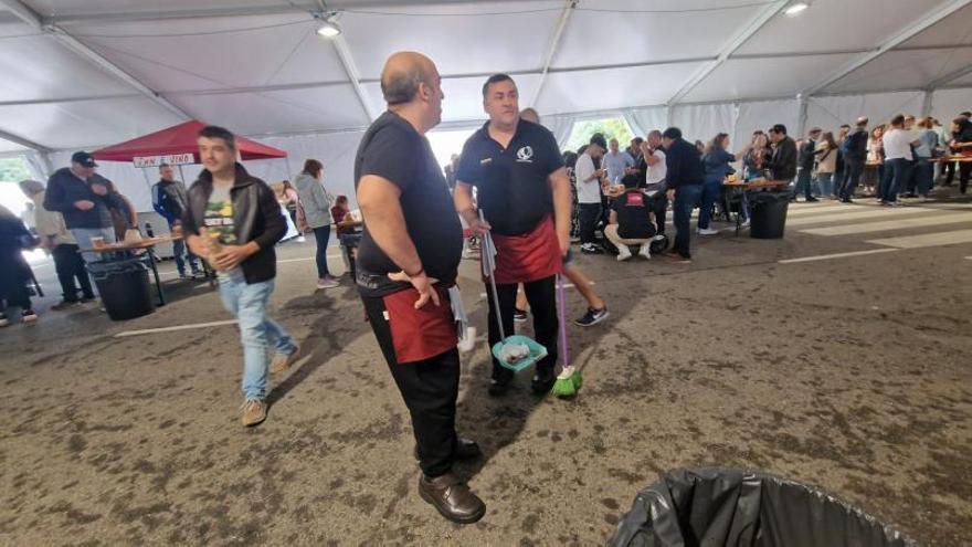 Dos de los limpiadores de la fiesta.