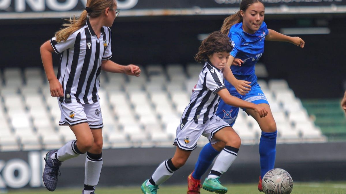 Partido entre el equipo benjamín femenino del CD Castellón y el San Pedro.