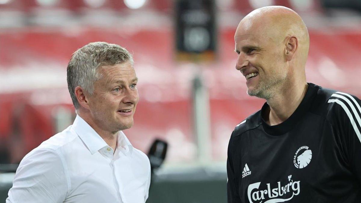 El técnico del United dialogando con su colega del Copenhague