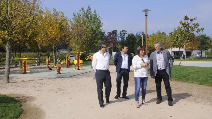 Tourís, junto a Lourdes Ucha en su visita a Os Pasales. // Noé Parga