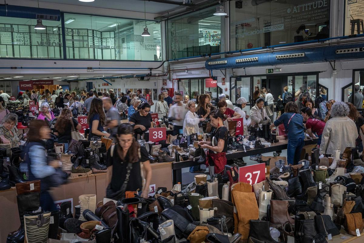 Ambiente en el outlet efímero de la cadena de zapaterías Casas, que ofrece descuentos en marcas como Converse, Aro o Camper, en Barcelona, el 22 de octubre de 2025.
