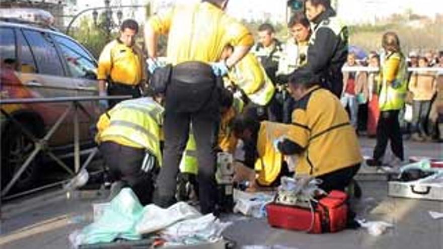 En estado crítico una joven apuñalada en una calle de Madrid