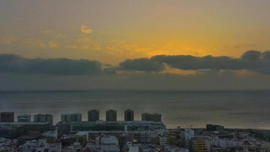 Viento, nubes y lluvia para este martes